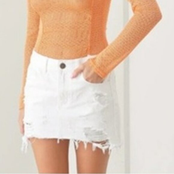 White Denim Skirt, Trendy Frayed, Size M, New with Tags - Picture 2 of 3